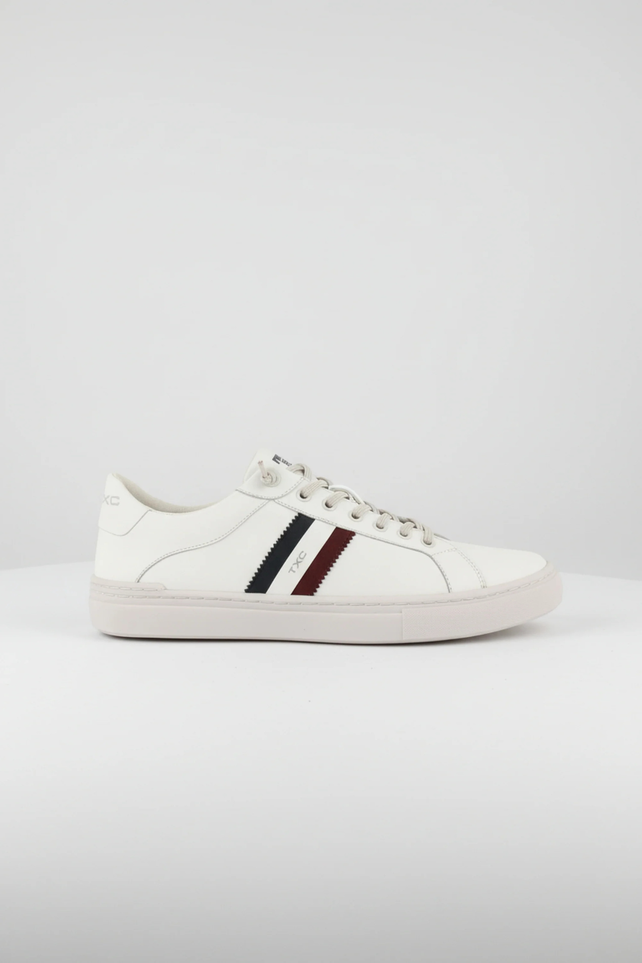 LUXUS WEISSER LEDERSNEAKER MIT SCHWARZEN STREIFEN – IKONISCHER STYLE MIT MODERNEM KONTRAST